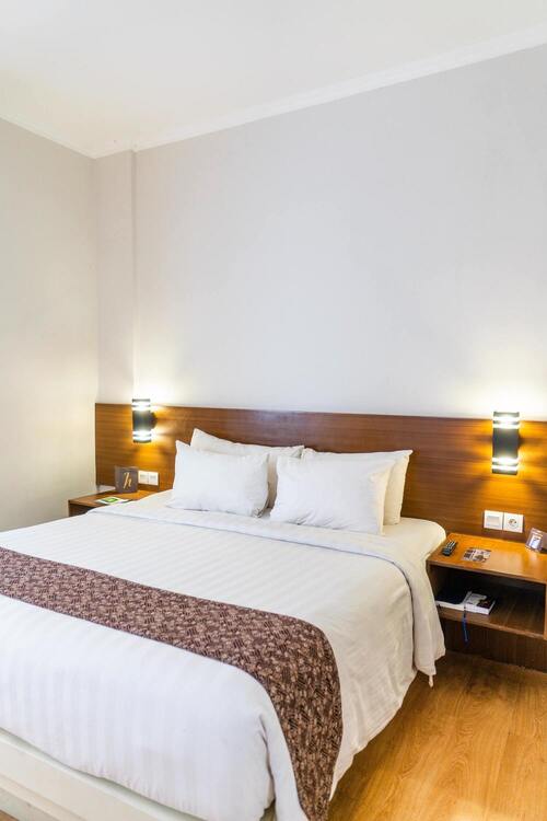 Image de la chambre d'hôtel montrant un lit